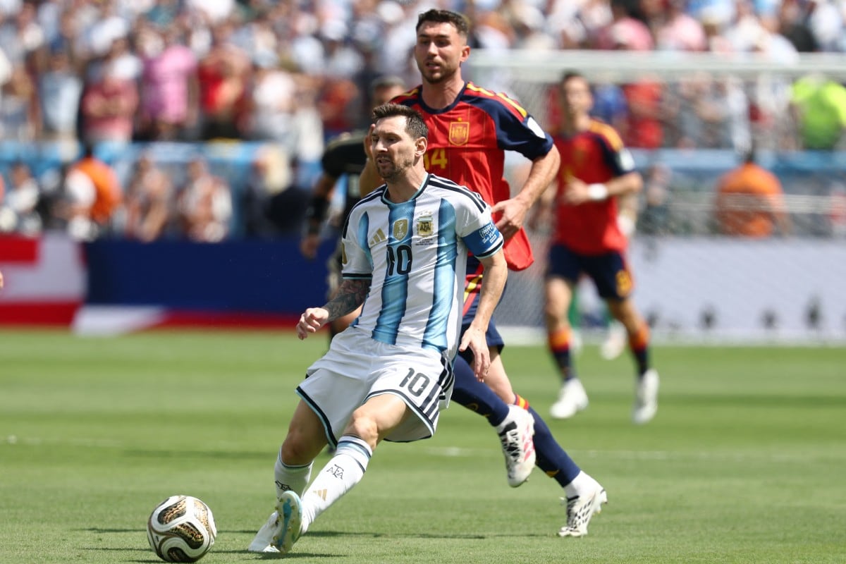 Lionel Messi fue controlado por la zona defensiva española. (Agencias)