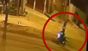 ¡Otro día de terror en Ventanilla! Sicarios en moto acribillan a una madre frente a su hija de once años