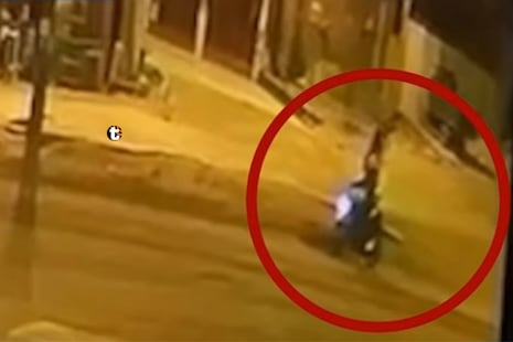 ¡Otro día de terror en Ventanilla! Sicarios en moto acribillan a una madre frente a su hija de once años