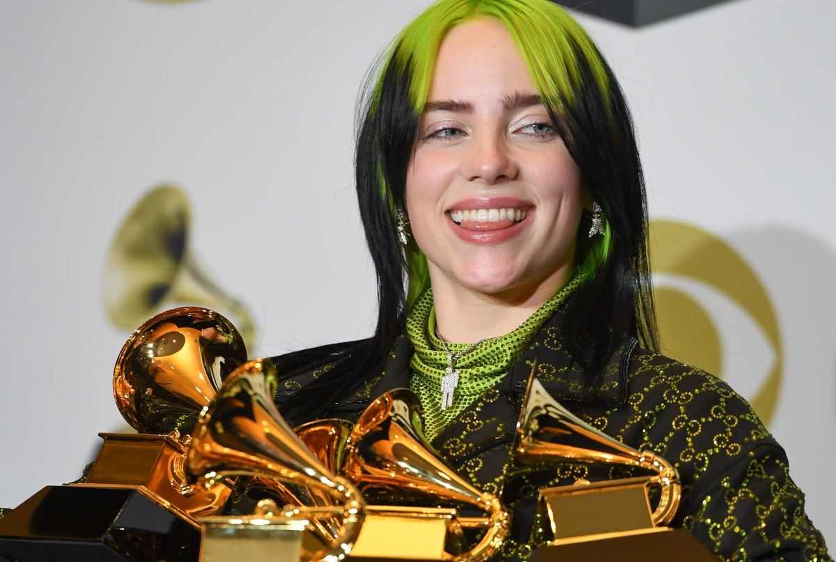 Billie Eilish posa con los premios al Álbum del año, Disco del año, Mejor artista nuevo, Canción del año y Mejor álbum vocal pop durante la 62a Entrega Anual de los Premios Grammy el 26 de enero de 2020. (Foto: Frederic J. BROWN / AFP)