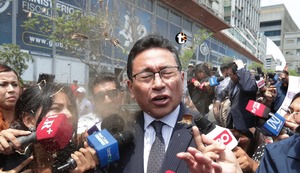 Caso Rolex: manifestantes agreden y lanzan excremento a abogado de Wilfredo Oscorima a su salida de Fiscalía