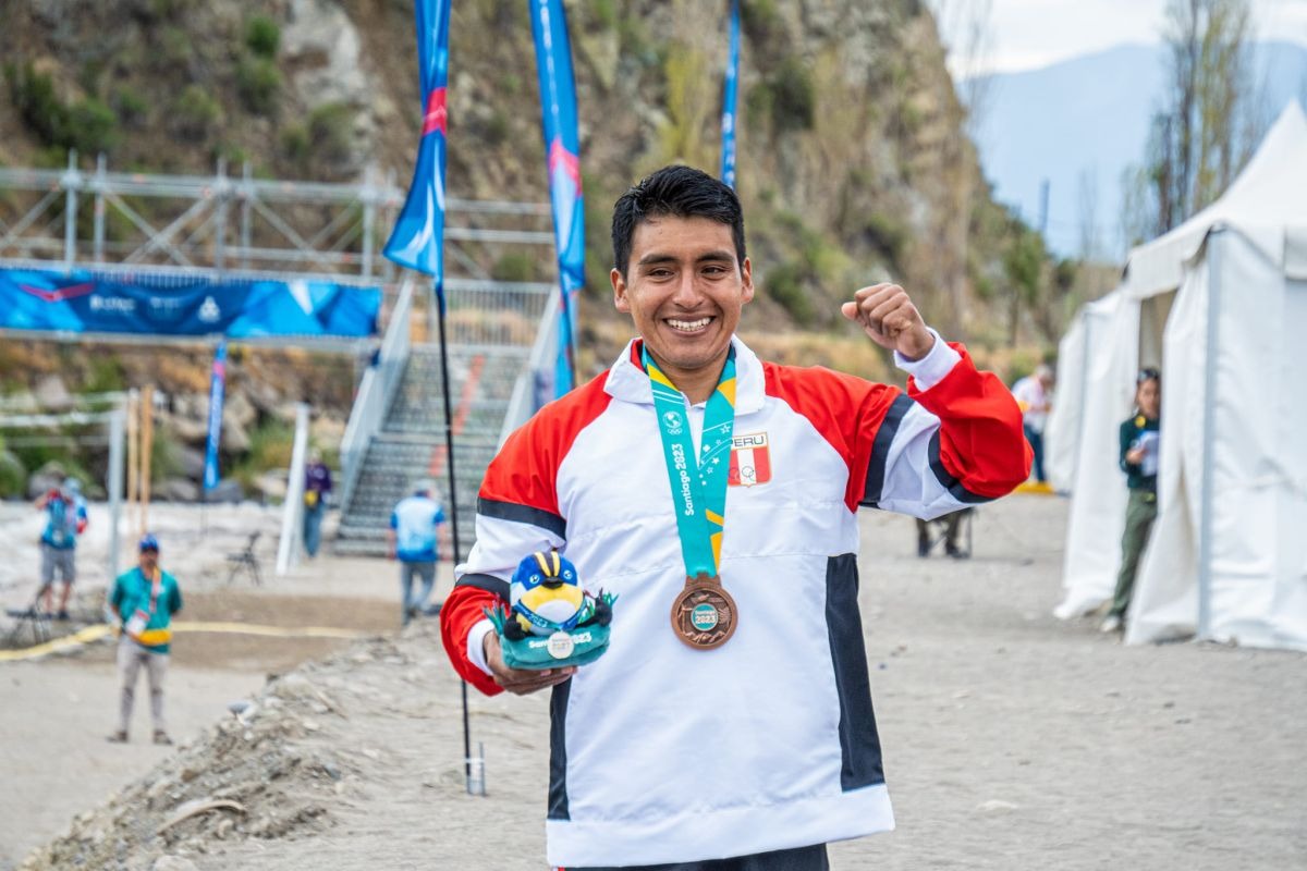 Eriberto Gutiérrez obtuvo la medalla de bronce compitiendo con un kayak prestado y un remo parchado. (IPD)
