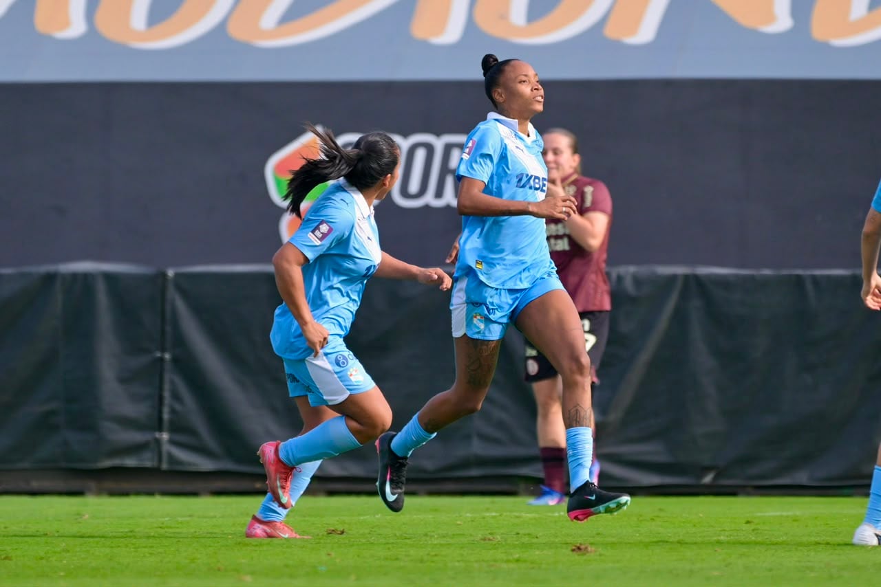 Brasileña Alves marcó doblete para Sporting Cristal ante Universitario en la final de la Liga femenina. ( Paloma del Sólar @photo.gec)