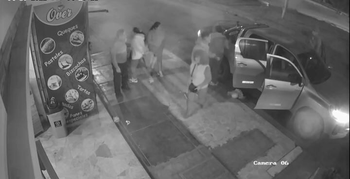 Delincuentes armados encañonaron a toda una familia y les robaron una camioneta de alta gama.