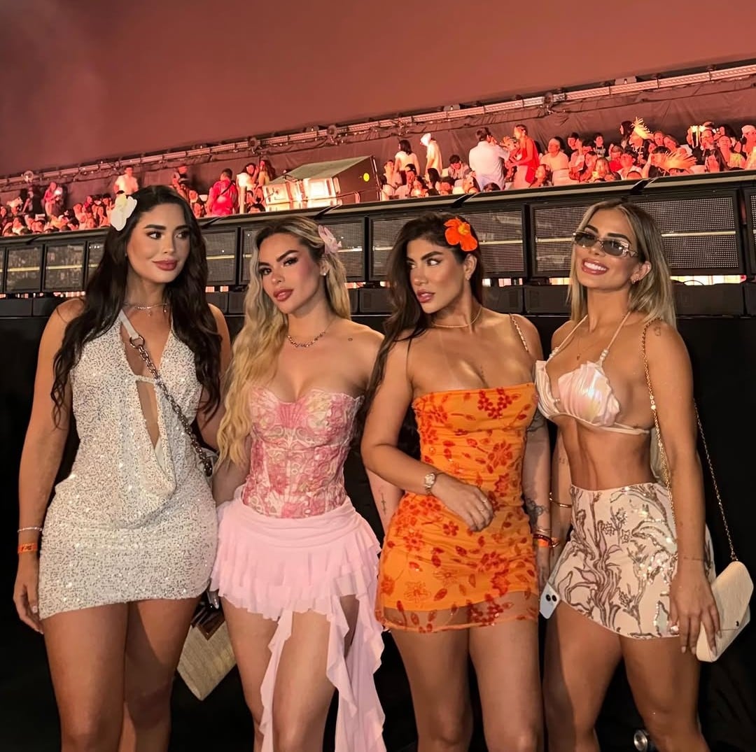 Vanessa López y sus amigas en La Casita de Bad Bunny (@vvanelopez)