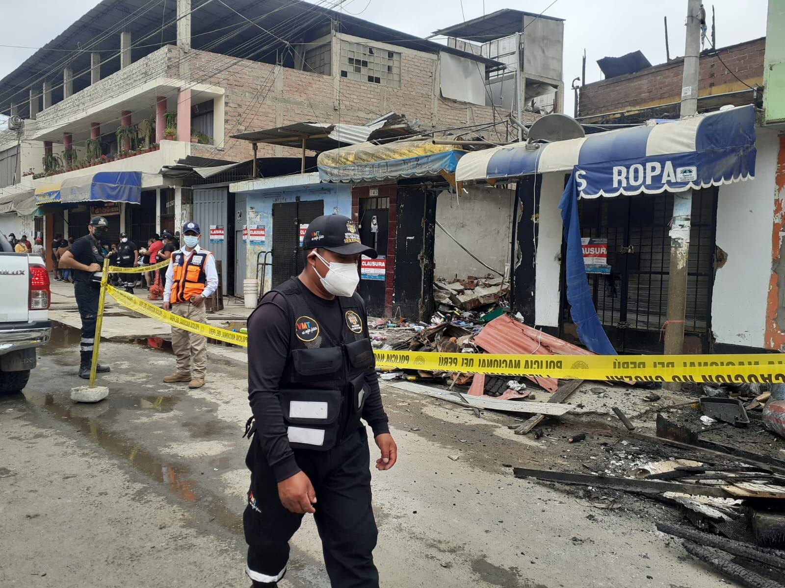 90 comerciantes (45 de ellos informales) perdieron miles de soles en mercadería en un voraz incendio. (fotos: Mónica Rochabrum/Trome)