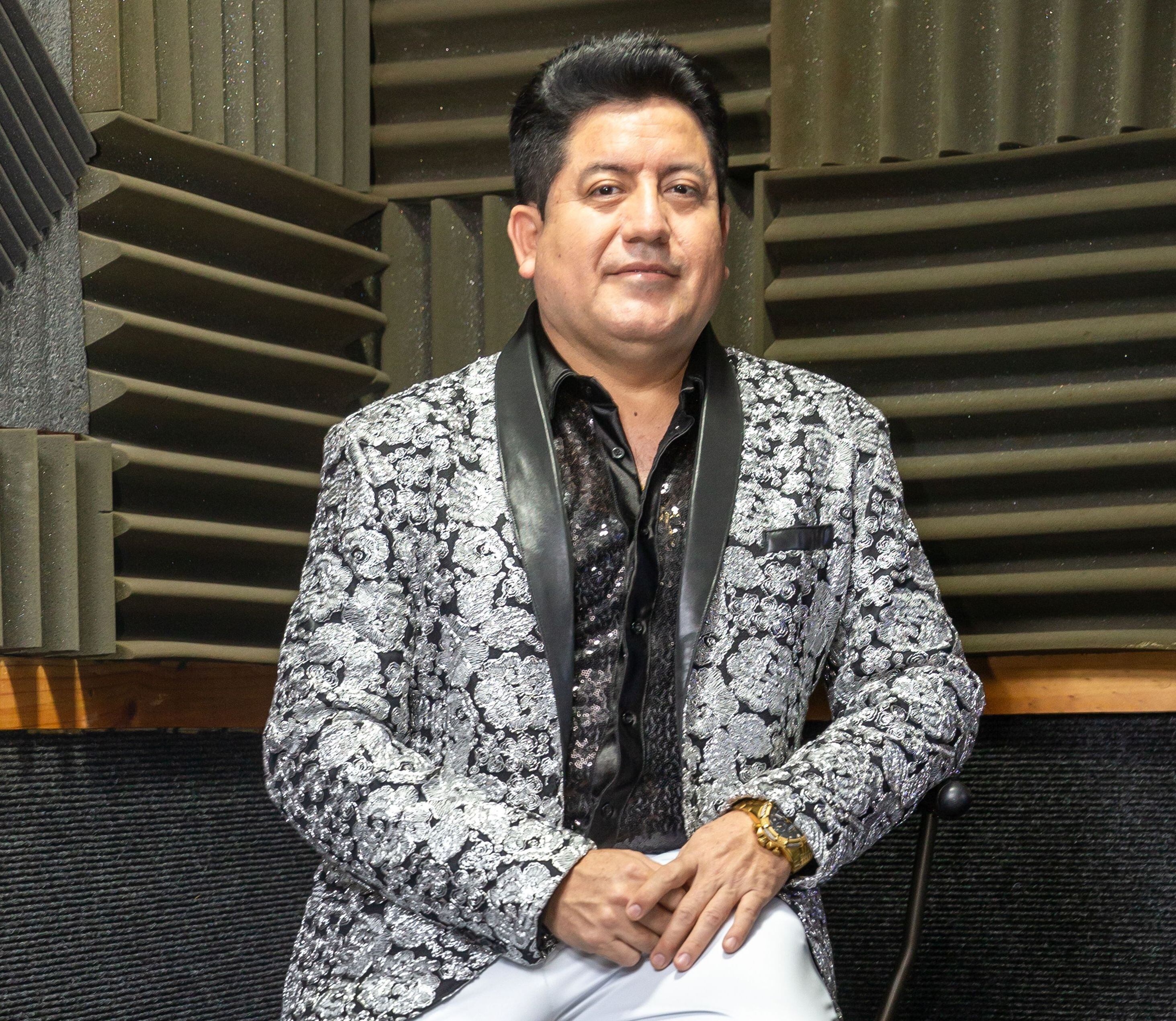 La música, dice el artista chiclayano Álex Muñoz, llegó a su vida sin avisar, pero para quedarse. (Foto: Allen Quintana)