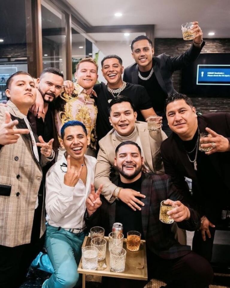 Canelo Álvarez, Eduin Caz y los integrantes del Grupo Firme (Foto: Eduin Caz/ Instagram)