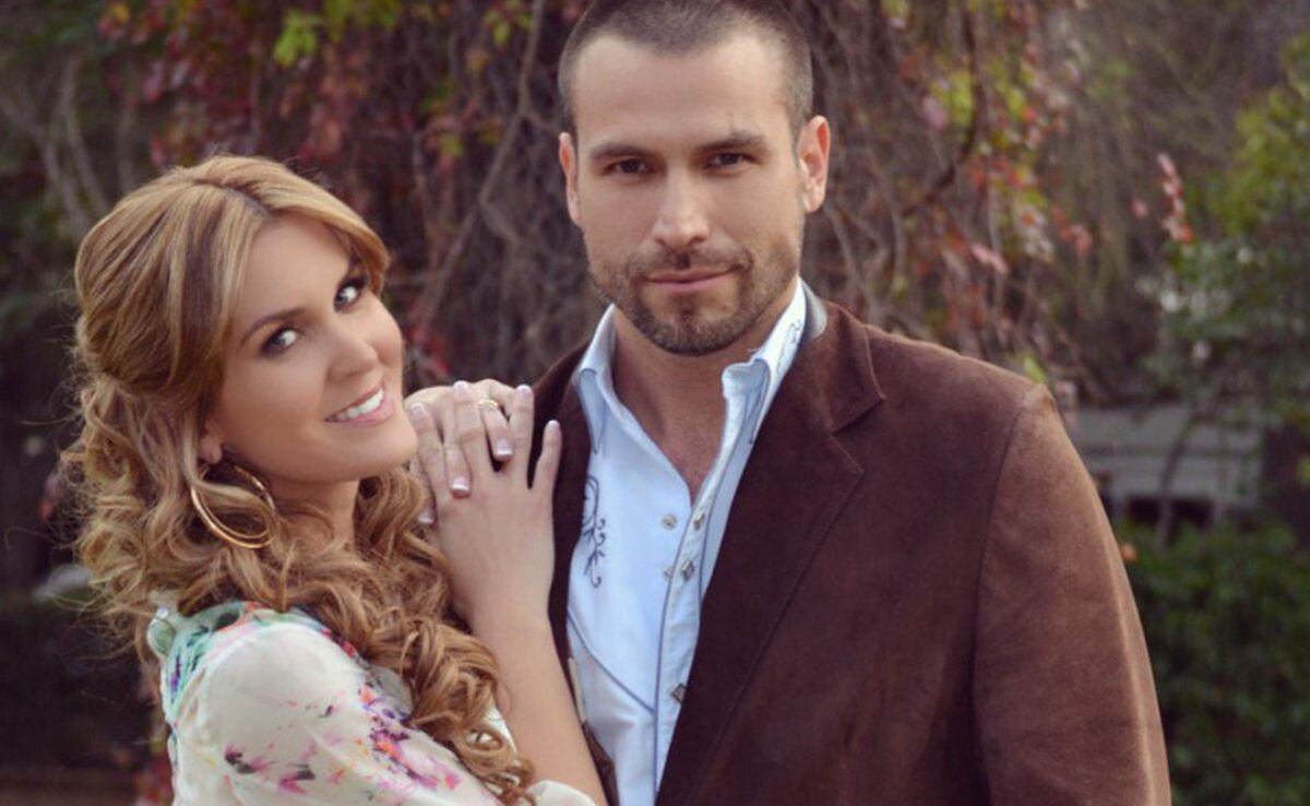 La actriz de 31 años le confesó a Flores que mantiene un vínculo cercano con Rafael Amaya (Foto: Telemundo)