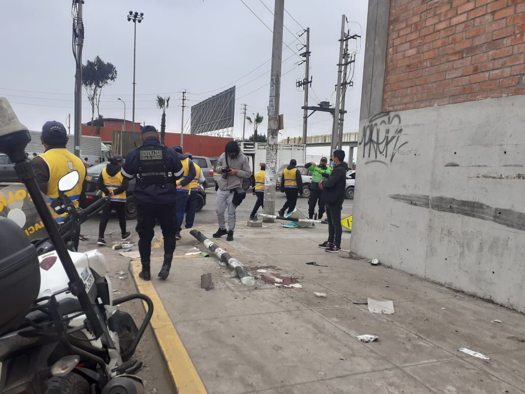 Una joven vendedora ambulante venezolana y un peatón murieron atropellados por un tráiler. (fotos: Mónica Rochabrum/trome)