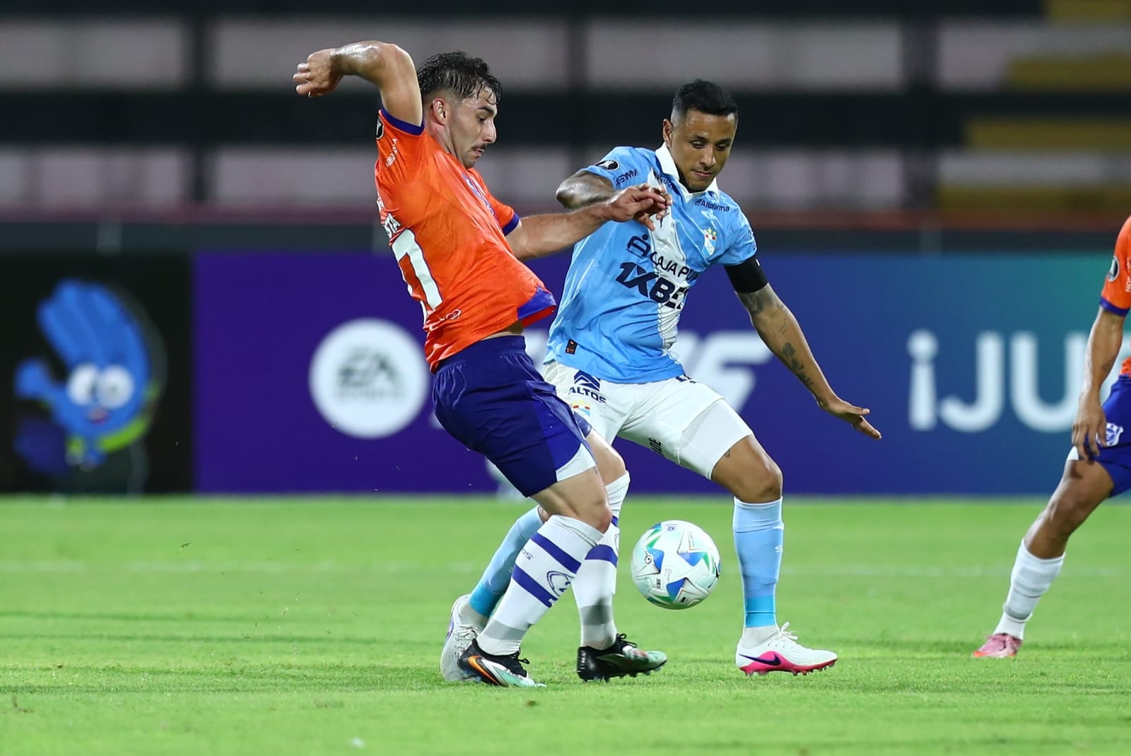 2 de mayo le dio dura pelea a Cristal. (@photo.gec)