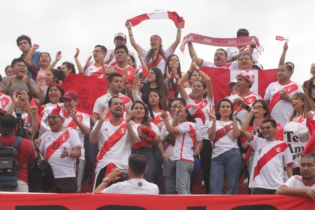 Hinchas peruanos alientan a la selección previo a su encuentro con Paraguay en Ciudad del Este. Foto: Alan Ramírez