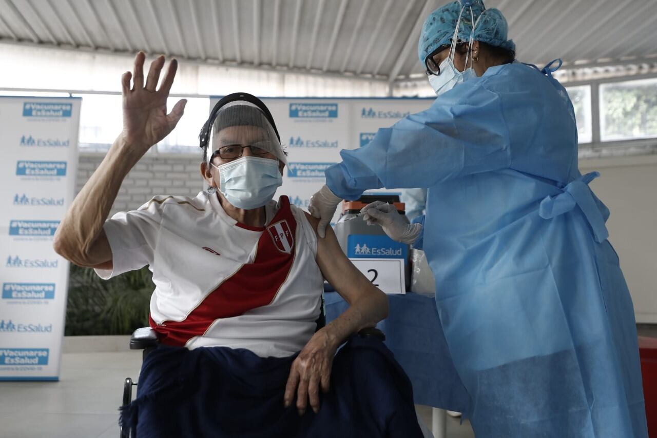 Perfiles y grupos en Facebook, y otras redes sociales, buscan propagar información falsa sobre la pandemia y la eficacia de las vacunas. (Foto: GEC)