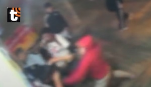 ¡Brutal ataque en SJL! Escolar es acuchillado y golpeado por un grupo a la salida de su colegio