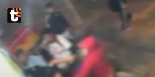 ¡Brutal ataque en SJL! Escolar es acuchillado y golpeado por un grupo a la salida de su colegio