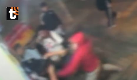 ¡Brutal ataque en SJL! Escolar es acuchillado y golpeado por un grupo a la salida de su colegio