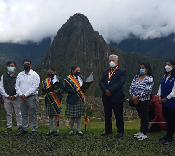 Desde la ciudadela inca Fernanda y Blethia invocaron a que todas las mujeres del distrito y el mundo puedan liderar, decidir y prosperar. (Foto: ONG Plan Internacional)