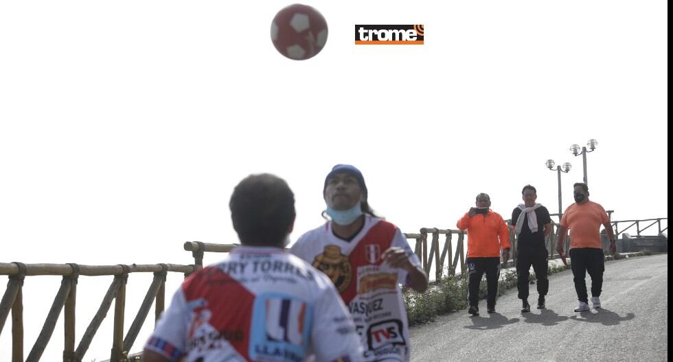 Hermanos Patadita logran muevo récord sin dejar caer el balón. (Trome / Britanie Arroyo)