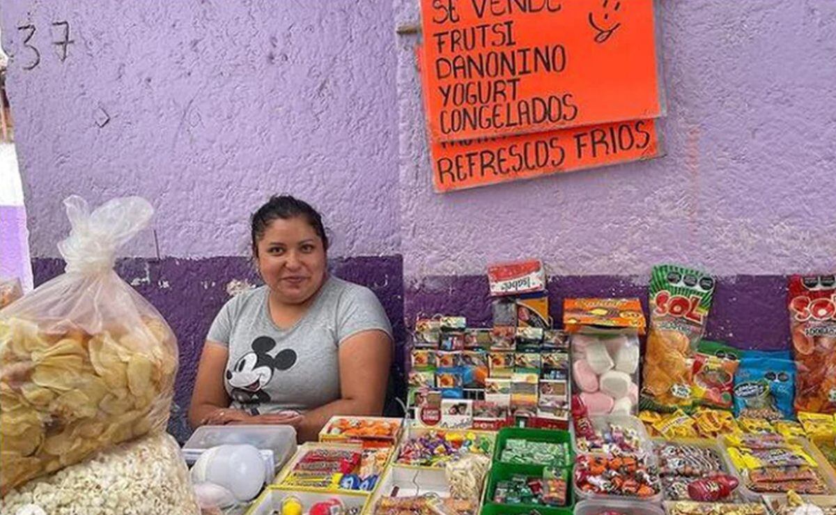 La vendedora de dulces fue seleccionada como parte del casting para el video de Danna Paola mientras trabajaba en la calle. (Foto: @edgaresteves / Instagram)
