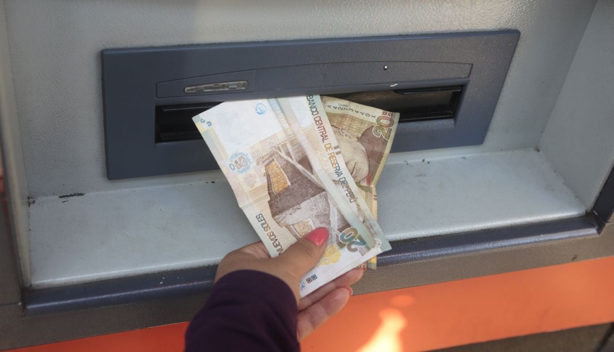 Persona retirando dinero de un cajero automático (Foto: GEC)