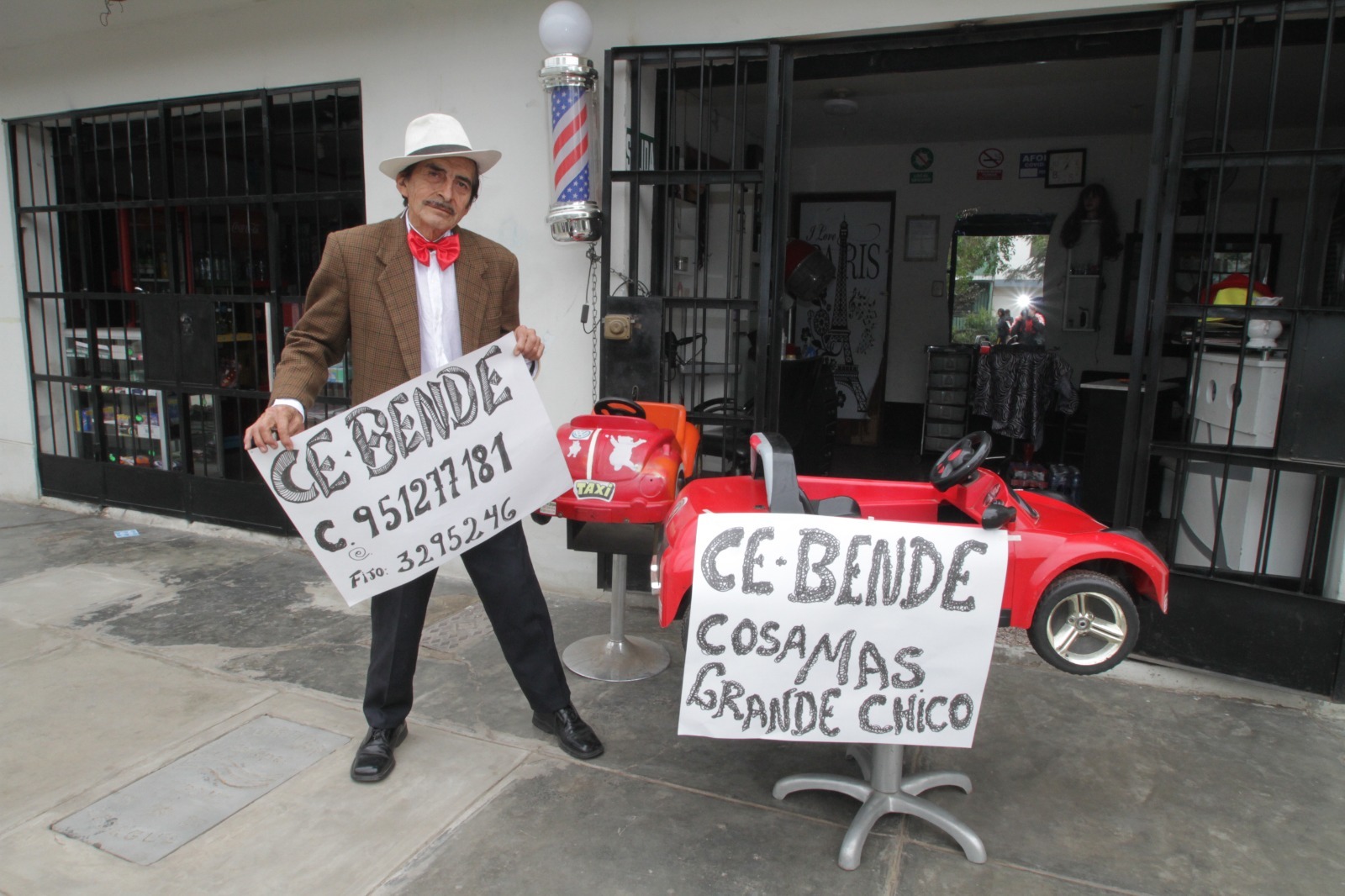 Roberto Roque Escajadillo, el 'Tres Patines' peruano que se recursea vendiendo carritos para niños a las peluquerías.