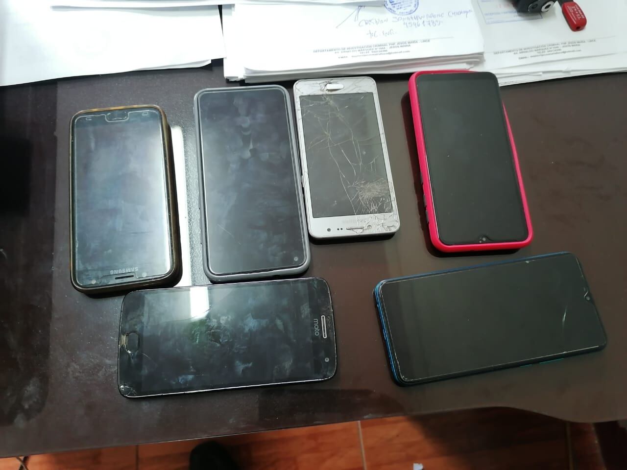 Les incautaron varios celulares y la policía no descarta que sean robados. (PNP)