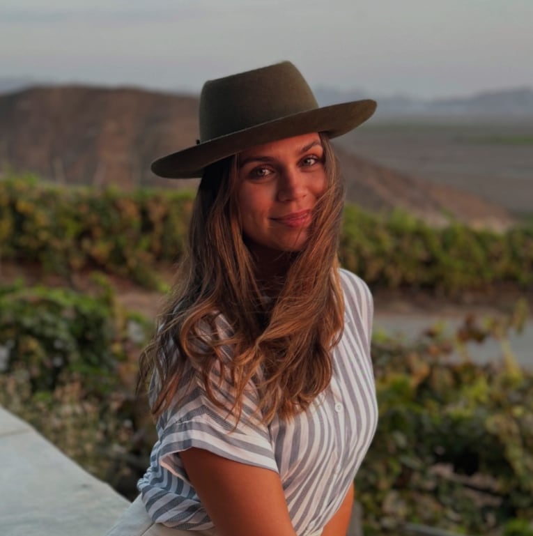 Antonella Martorell es marketera de profesión, tiene 28 años y fue relacionada con Edison Flores por ser captada cenando con él y otros amigos.