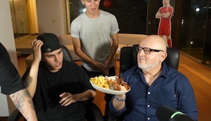 Cristorata le invita pollo a la brasa a Beto Ortiz: “¿Es esto una indirecta?”