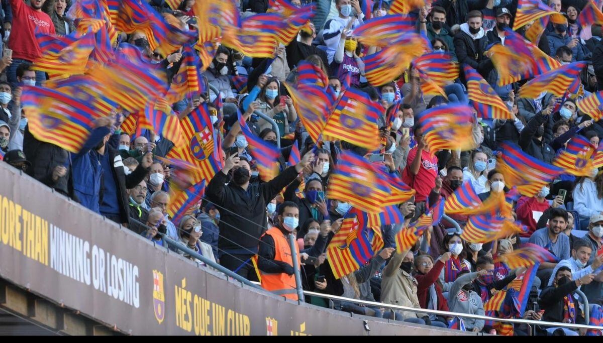 Hinchas de Barcelona llegaron al Camp Nou para recibir a Xavi (Foto: AFP)