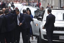 ¡Keiko ingresó caminando al Congreso! Bajó de su vehículo, recibió honores e inició su ruta hacia la Presidencia
