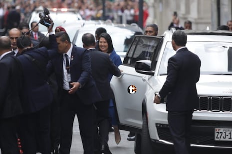 ¡Keiko ingresó caminando al Congreso! Bajó de su vehículo, recibió honores e inició su ruta hacia la Pres...