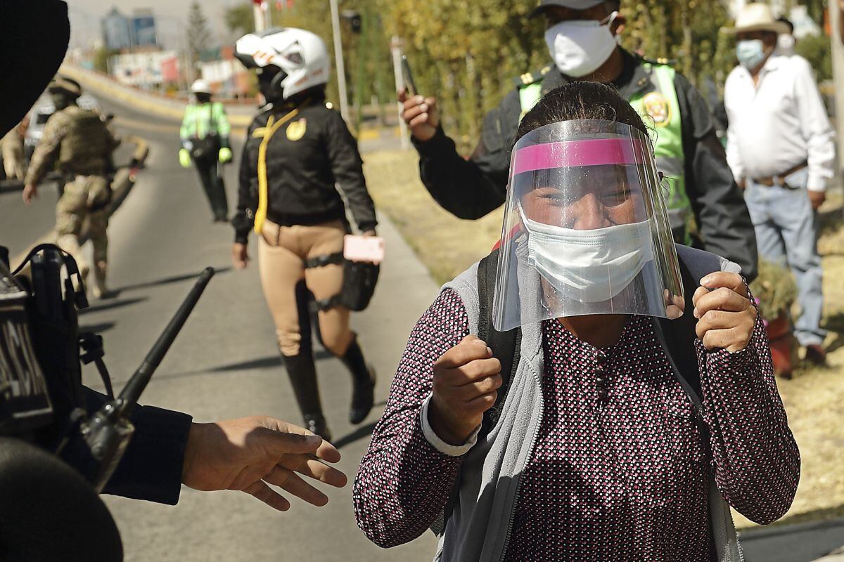 Gran cantidad de personas que resultaron afectadas por la pandemia está a la expectativa del cronograma del segundo bono (Foto: Denis Mayhua / AFP)