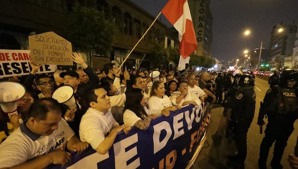 Manifestantes y congresistas de Podemos Perú exigen nuevo retiro de hasta 4 UIT de las AFP.
