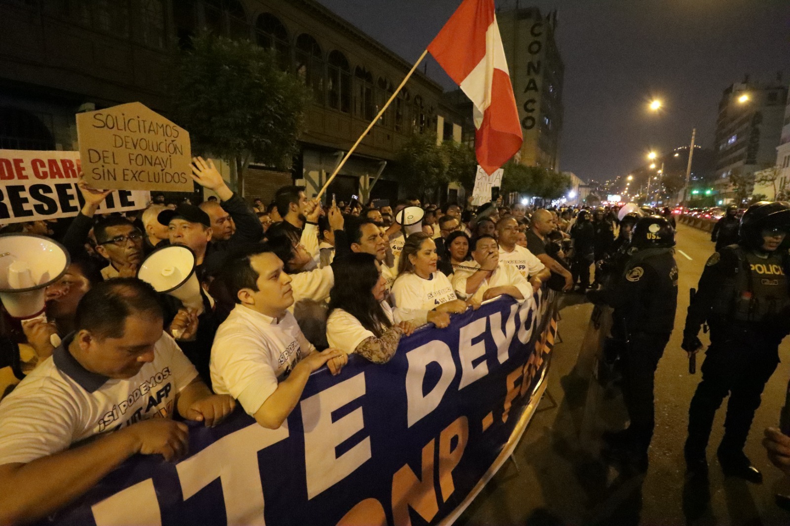 Manifestantes y congresistas de Podemos Perú exigen nuevo retiro de hasta 4 UIT de las AFP.