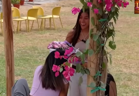 Samahara Lobatón recibió flores y propuesta de matrimonio de Youna