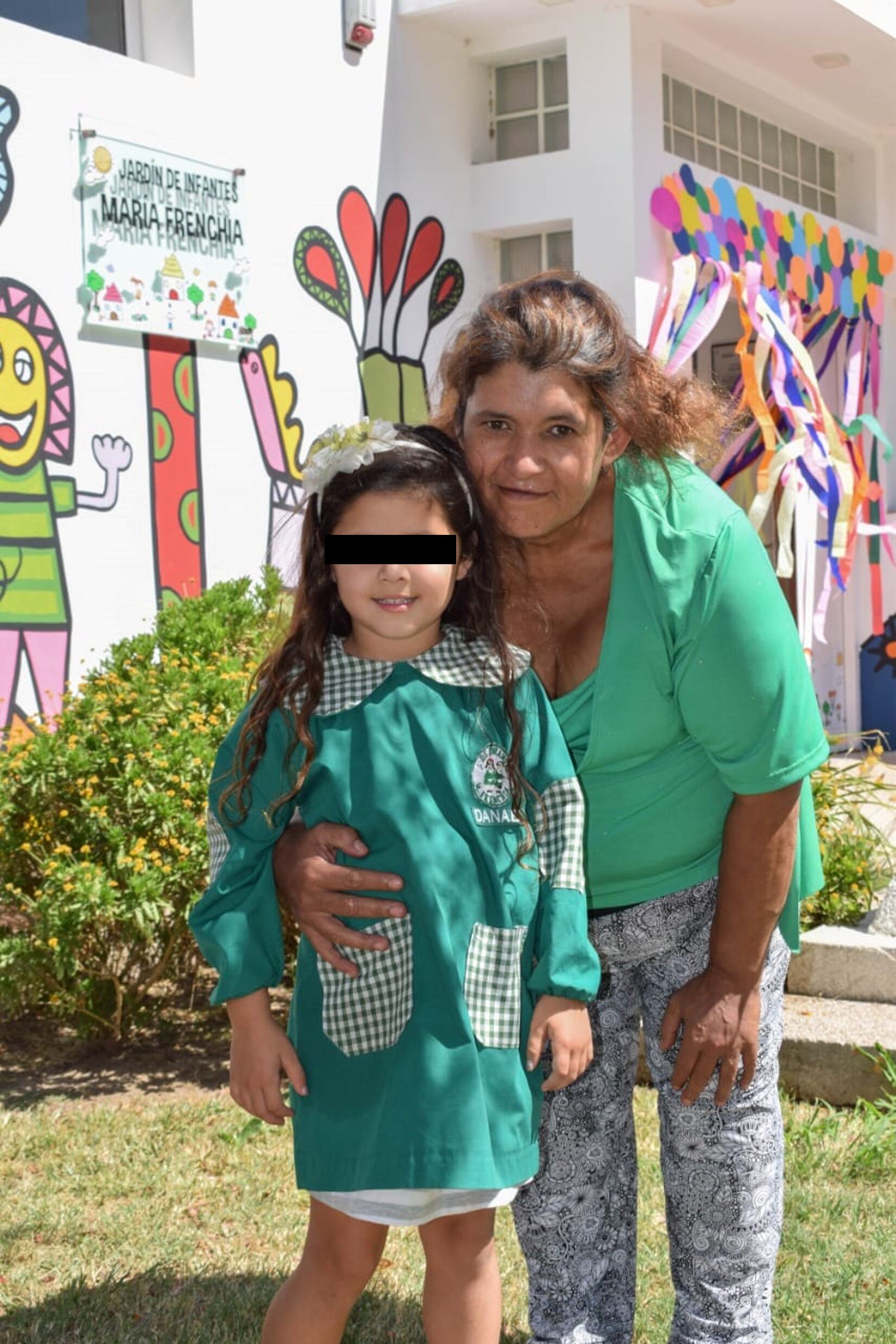 Danae junto a su abuela en la escuela. (Foto: Facebook)