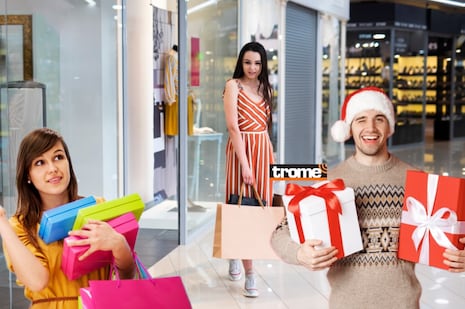 ¿Salir de compras navideñas y de paso quemar calorías? Buscar, caminar entre tiendas... ayuda más de lo q...