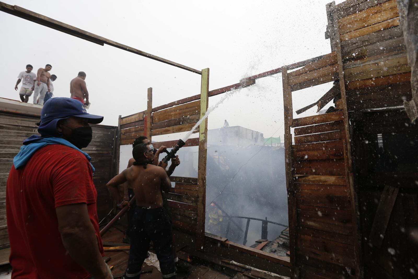 Incendio arrasó con ocho casas, en el Callao. | Foto: Violeta Ayasta