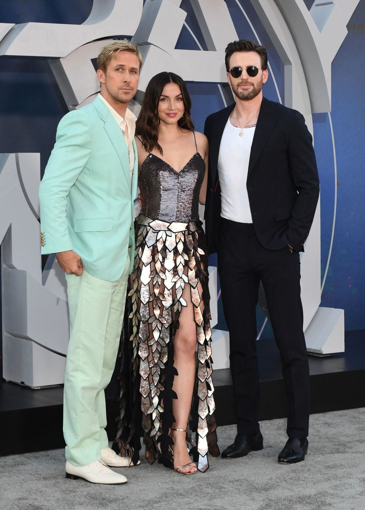 Junto a Ryan Gosling y Ana de Armas, sus compañeros y protagonistas en "The Gray Man" (Foto: AFP)