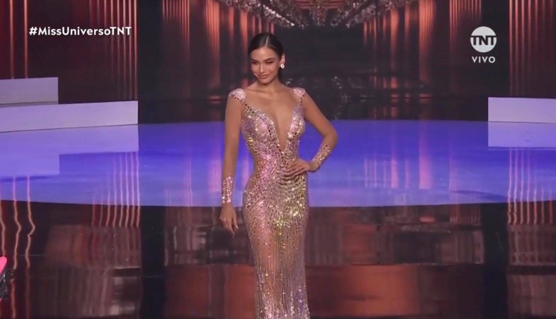 Janick Maceta lució espectacular en traje de noche para el Miss Universo