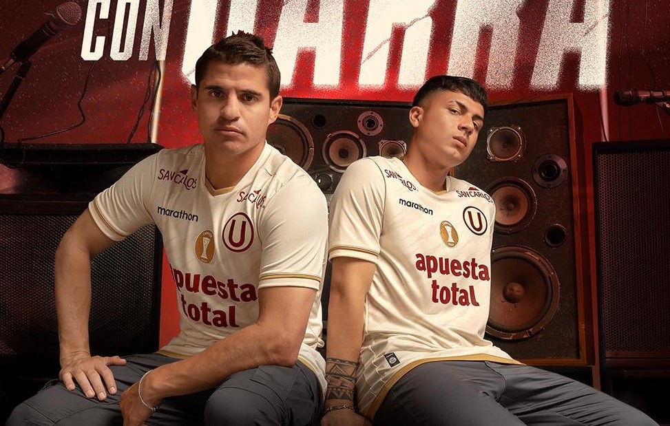 Aldo Corzo y Jairo Concha modelaron la camiseta de Universitario 2025. (Universitario)