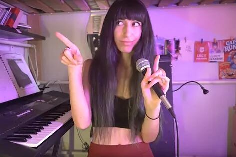 Lucy Paradise es un éxito en las redes sociales con sus versiones de éxitos musicales (Foto: Lucy Paradise / Youtube)