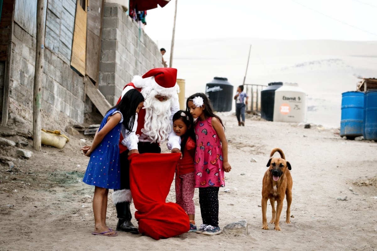 Julio Arroyo se viste de Papá Noel y sale a repartir regalos a niños de las zonas más pobres del país. Foto: Archivo GEC.