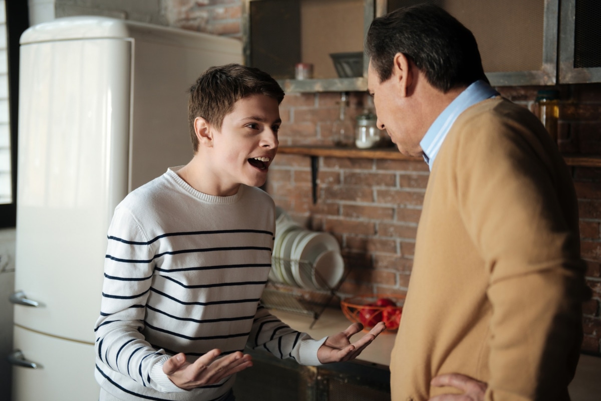 El temor a las reacciones de los chicos puede hacer que los padres toleren conductas que deben corregirse. Foto: Istock.