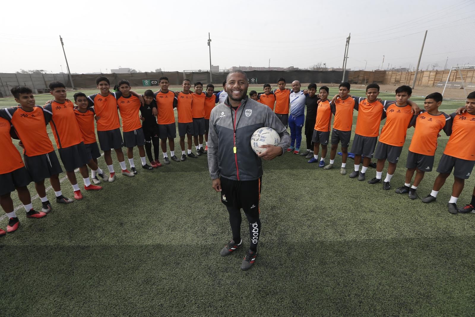 Roberto Guizasola espera ser un factor de cambio no solo en su barrio , sino en le cientos de chicos que buscan destacar en el fútbol (Foto: GEC)