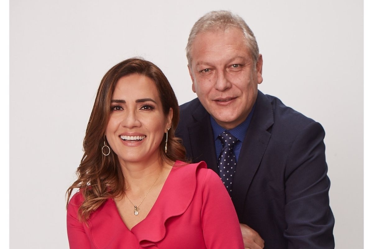 Alvina Ruiz y Günter Rave, conductores de 'América Noticias, edición central'.