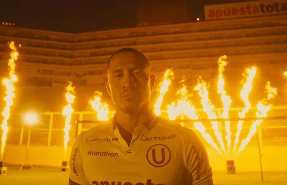 Gianluca Lapadula ya posa con la camiseta de Universitario de Deportes. (Universitario)