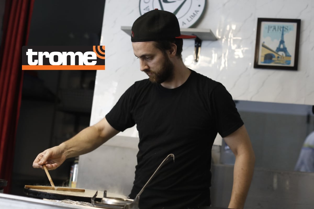 Timour prepara su propia masa y sus mermeladas que tanto les gusta a sus clientes. Foto: César Campos.