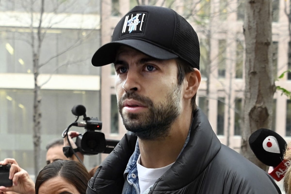 Gerard Piqué serio y con una gorra negra (Foto: AFP)
