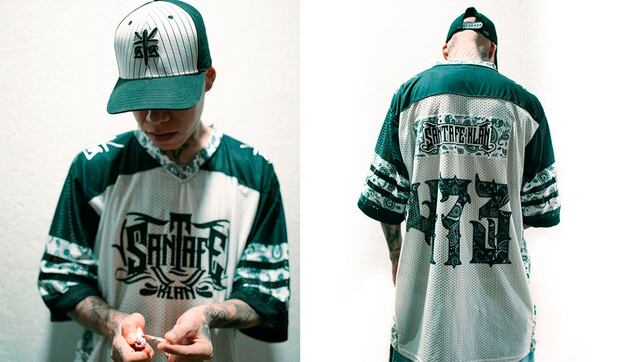 El rapero Santa Fe Klan luciendo el jersey que puso en venta (Foto: Santa Suerte / Instagram)